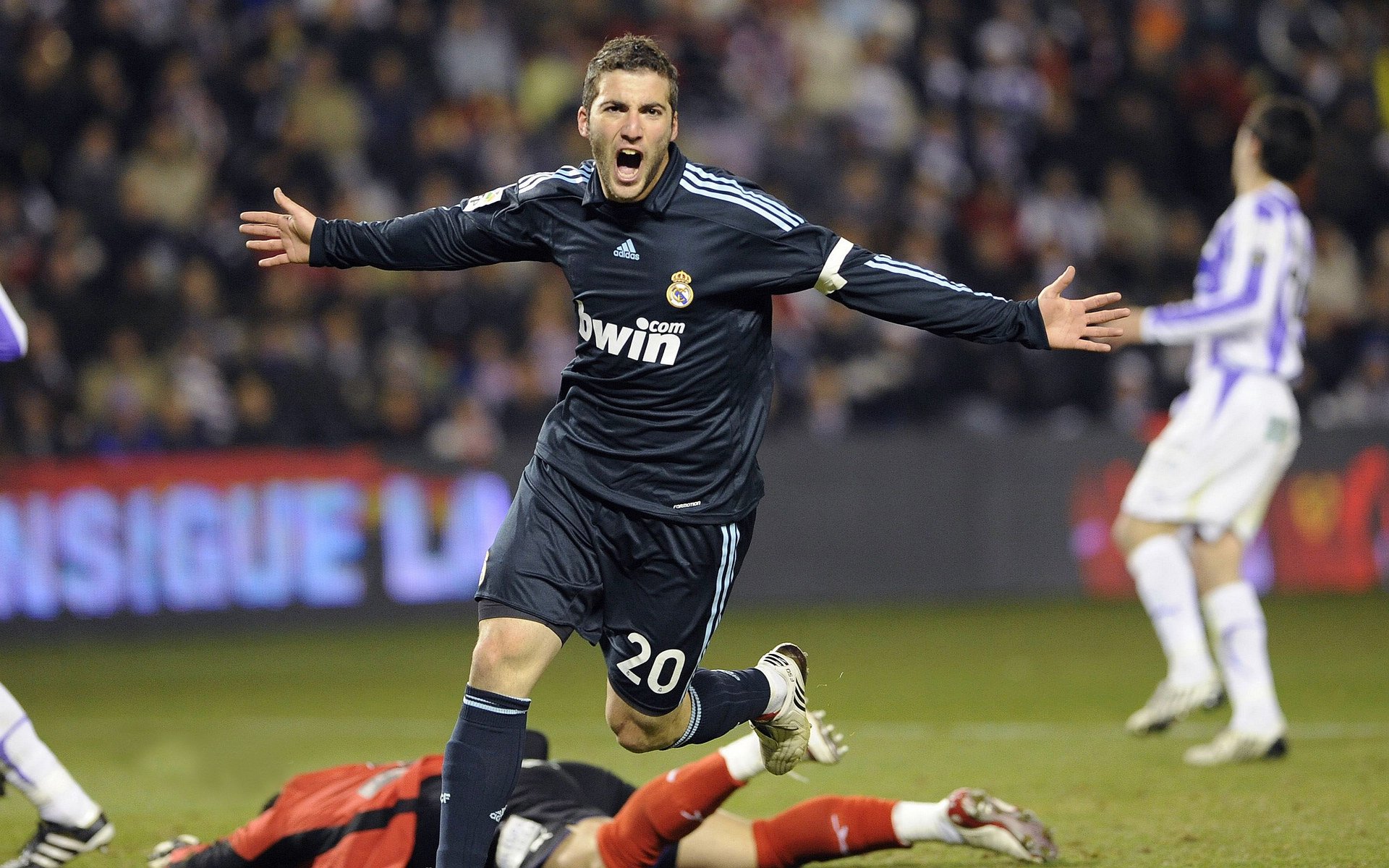 开云下载-墨西哥制霸巴拉圭？不，是阿劳霍在F1赛道接管了年度争冠！